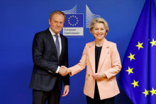 Poľský premiér Donald Tusk a predsedníčka Európskej komisie Ursula von der Leyenová. FOTO: Reuters