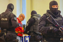 Róbert Lališ na Špecializovanom trestnom súde v obkolesení príslušníkov Väzenskej a justičnej stráže. FOTO: HN/Katarína Šelestiaková