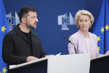 Ukrajinský prezident Volodymyr Zelenskyj (vľavo) a predsedníčka Európskej komisie Ursula von der Leyenová. FOTO: TASR/AP