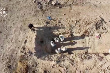 Pracovníci irackých úradov začali s výkopovými prácami na mieste masového hrobu v lokalite Chasfá. FOTO: TASR/AP