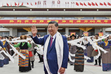 Čínsky prezident Si Ťin-pching máva počas príchodu v tibetskom hlavnom meste Lhasa. FOTO: TASR/AP