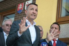Uprostred minister školstva, výskumu, vývoja a mládeže Tomáš Drucker (Hlas-SD). FOTO: TASR/František Iván