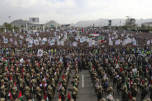 Bojovníci húsíovcov sa zúčastňujú týždenného protizraelského zhromaždenia v meste Saná v Jemene. FOTO: TASR/AP