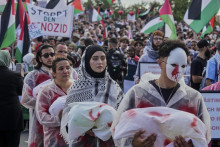 Demonštranti, ktorí niesli palestínske vlajky a protestné plagáty, skandovali slogany ako „Sloboda pre Palestínu“ a „Od rieky k moru – Palestína bude slobodná“. FOTO: TASR/AP