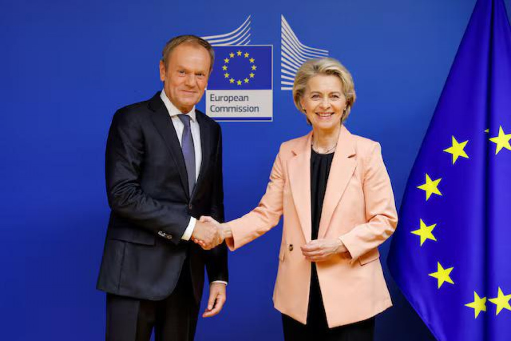 Poľský premiér Donald Tusk a predsedníčka Európskej komisie Ursula von der Leyenová. FOTO: Reuters