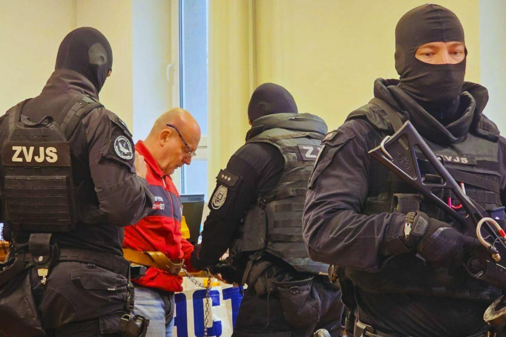 Róbert Lališ na Špecializovanom trestnom súde v obkolesení príslušníkov Väzenskej a justičnej stráže. FOTO: HN/Katarína Šelestiaková