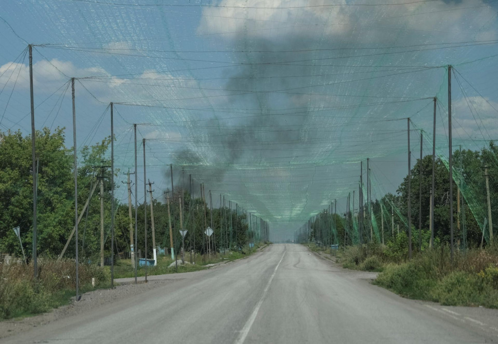 Siete proti dronom nainštalované nad cestou neďaleko frontového mesta Dobropilľa v Doneckej oblasti na Ukrajine. FOTO: Reuters