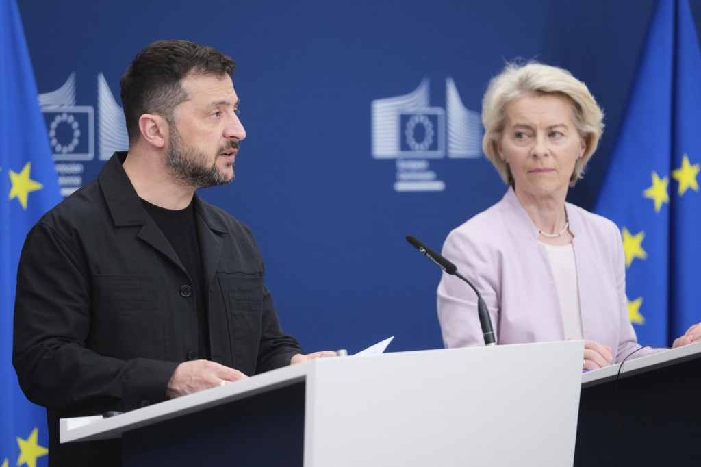 Ukrajinský prezident Volodymyr Zelenskyj (vľavo) a predsedníčka Európskej komisie Ursula von der Leyenová. FOTO: TASR/AP