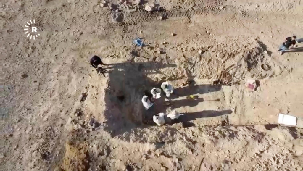 Pracovníci irackých úradov začali s výkopovými prácami na mieste masového hrobu v lokalite Chasfá. FOTO: TASR/AP