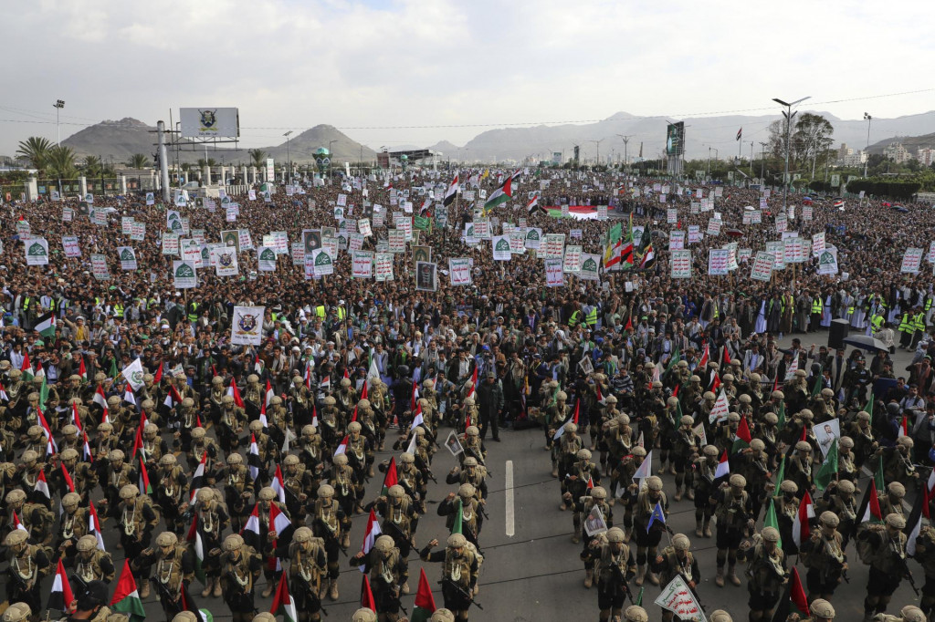 Bojovníci húsíovcov sa zúčastňujú týždenného protizraelského zhromaždenia v meste Saná v Jemene. FOTO: TASR/AP
