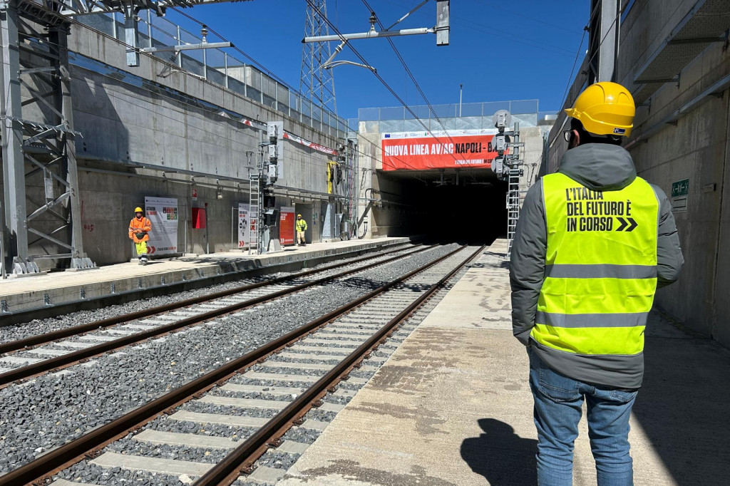 Zamestnanec spoločnosti Ferrovie dello Stato stojí pred jedným z tunelov, ktoré sú súčasťou novej vysokorýchlostnej železničnej trate, ktorá spojí mestá Neapol a Bari v talianskej obci Sant‘Agata de‘ Goti. FOTO: Reuters