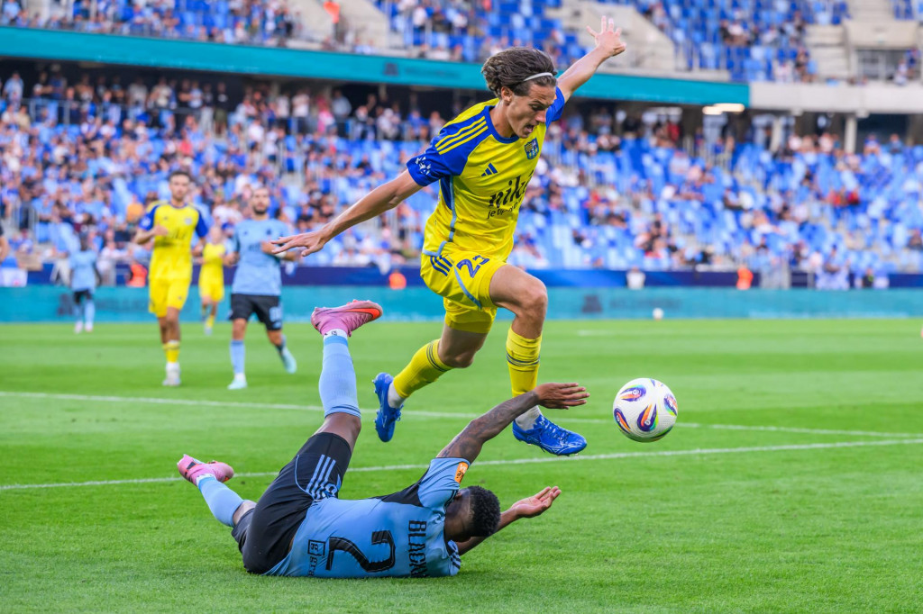Zľava Cesar Blackman (Slovan) a Matej Madleňák (Košice) počas zápasu 6. kola Niké ligy ŠK Slovan Bratislava - FC košice v Bratislave. FOTO: TASR/Jaroslav Novák