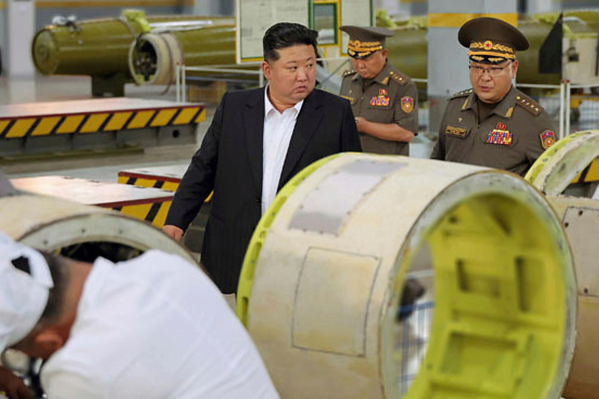Kim Čong-un navštívil novú továreň na výrobu rakiet
