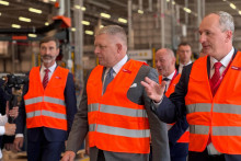 Minister zahraničných vecí Juraj Blanár, predseda vlády Robert Fico a riaditeľ závodu spoločnosti Hoval v Istebnom Tomáš Horňák počas slávnostného otvorenia závodu na výrobu tepelných čerpadiel spoločnosti Hoval v obci Istebné, okres Dolný Kubín. FOTO: TASR