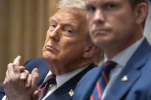 Americký prezident Donald Trump a minister obrany USA Pete Hegseth. FOTO: TASR/AP