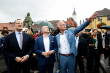 Členovia nemeckej vládnej koalície Jens Spahn z konzervatívnej Kresťanskodemokratickej únie (CDU), Alexander Hoffmann z Kresťanskosociálnej únie (CSU) a Matthias Miersch zo Sociálnodemokratickej strany. FOTO: Reuters