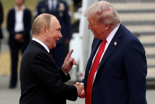 Ruský prezident Vladimir Putin a americký prezident Donald Trump počas stretnutia na Aljaške. FOTO: REUTERS