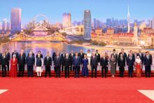 Čínsky prezident Si Ťin-pching a jeho manželka Peng Lijüan pózujú na rodinnej fotografii s medzinárodnými hosťami na uvítacom bankete pre summit Šanghajskej organizácie pre spoluprácu v Číne. FOTO: Reuters/China Daily