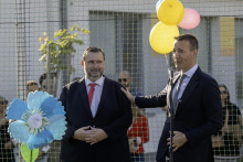 Na snímke sprava minister školstva, výskumu, vývoja a mládeže SR Tomáš Drucker (Hlas-SD) a starosta obce Slovenský Grob Štefan Gašparovič počas otvorenia školského roka 2025/2026 na Základnej škole s materskou školou v Slovenskom Grobe. FOTO: TASR/Martin Baumann