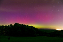 Polárna žiara na bratislavskej Kolibe 10. mája 2024. FOTO: TASR/Dano Veselský