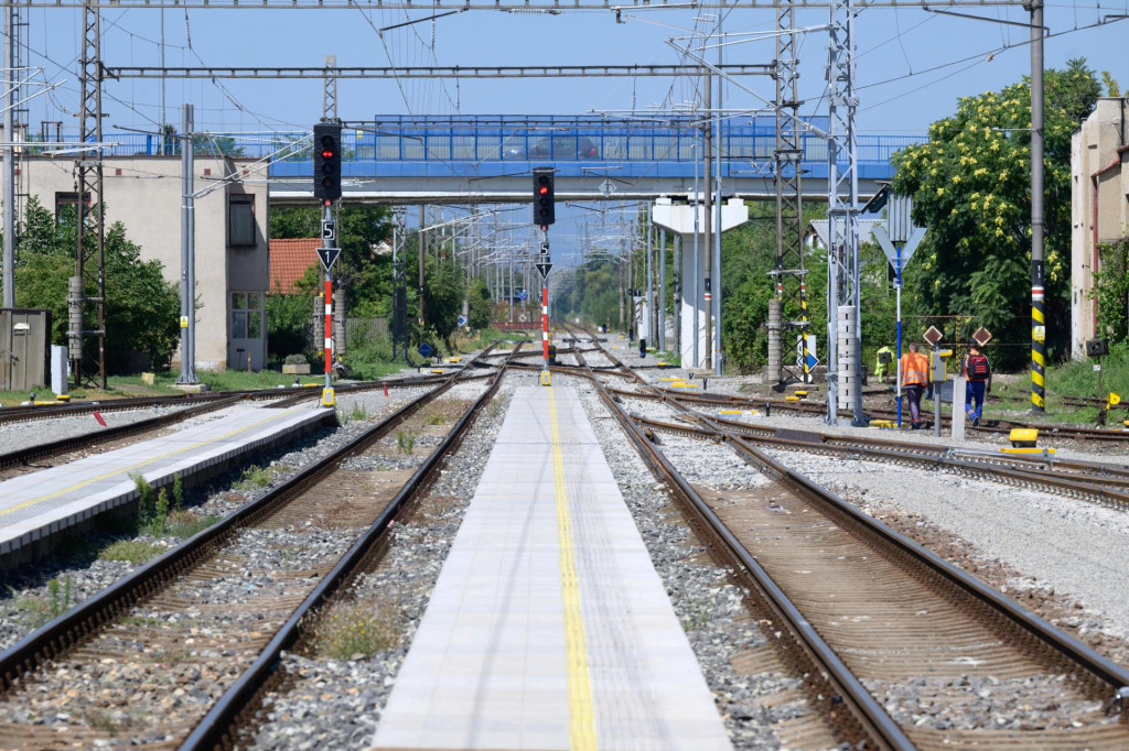 Na snímke rekonštrukcia tratí na železničnej stanici v Leviciach. FOTO: TASR/Henrich Mišovič
