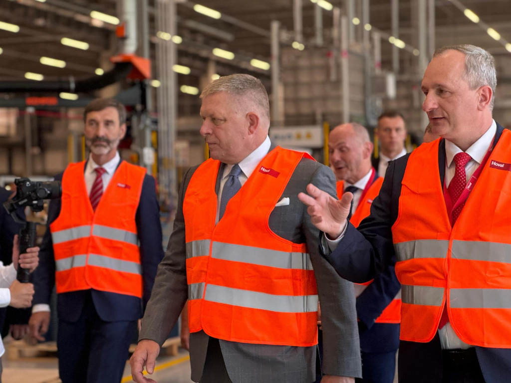 Minister zahraničných vecí Juraj Blanár, predseda vlády Robert Fico a riaditeľ závodu spoločnosti Hoval v Istebnom Tomáš Horňák počas slávnostného otvorenia závodu na výrobu tepelných čerpadiel spoločnosti Hoval v obci Istebné, okres Dolný Kubín. FOTO: TASR