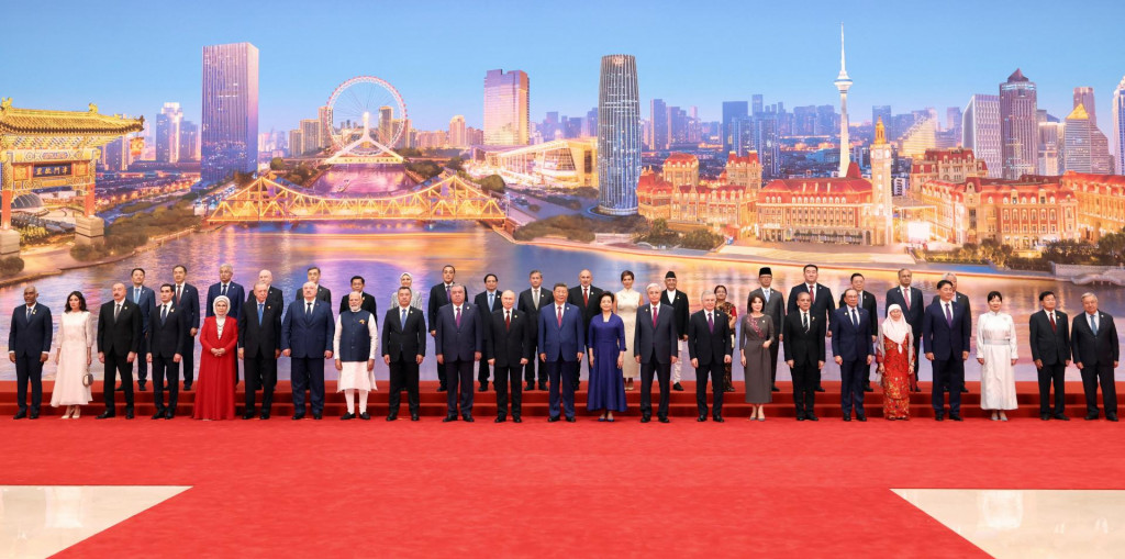 Čínsky prezident Si Ťin-pching a jeho manželka Peng Lijüan pózujú na rodinnej fotografii s medzinárodnými hosťami na uvítacom bankete pre summit Šanghajskej organizácie pre spoluprácu v Číne. FOTO: Reuters/China Daily