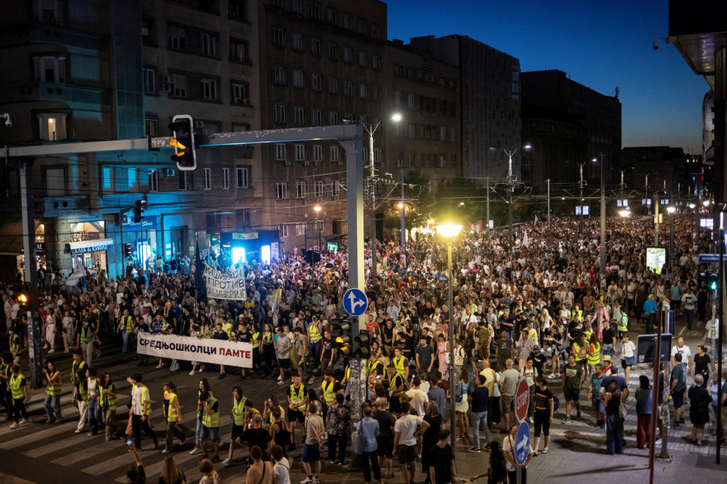 Tisíce Srbov protestovali v Belehrade, kde si pripomenuli tragédiu v Novom Sade. FOTO: REUTERS