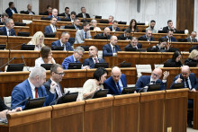 Na snímke dolný rad sprava poslanci NRSR, Martin Dubéci (PS), Branislav Gröhling, Karol Galek, Jana Bittó Cigániková, Tomáš Szalay (všetci SaS) počas 22. schôdze NR SR 22. októbra 2024 v Bratislave. FOTO TASR