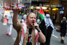 Zakázanie tejto skupiny kritizovala aj Organizácia Spojených národov či ľudskoprávne organizácia Amnesty International a organizácia Greenpeace, ktoré tento krok britskej vlády označili za prekročenie právomocí a hrozbu pre slobodu slova, píše AFP. FOTO: REUTERS