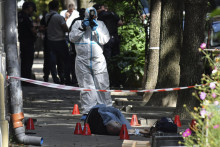Forenzný expert fotografuje telo zavraždeného bývalého ukrajinského predsedu parlamentu Andrija Parubého v Ľvove. FOTO: TASR/AP