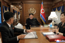 Severokórejský vodca Kim Čong-un cestuje vlakom z Pchjongjangu, aby sa zúčastnil čínskych osláv kapitulácie Japonska v druhej svetovej vojne. FOTO: Reuters/KCNA
