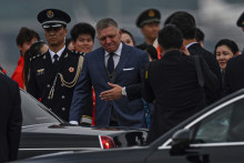 Robert Fico po pristátí v Číne. FOTO: TASR/AP
