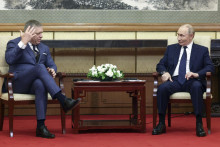 Ruský prezident Vladimir Putin (vpravo) a slovenský premiér Robert Fico počas stretnutia v Pekingu v utorok 2. septembra 2025.

FOTO: TASR/AP
