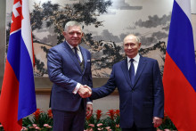 Rusk&yacute; prezident Vladimir Putin a slovensk&yacute; premi&eacute;r Robert Fico. FOTO: Reuters