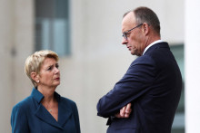 Švajčiarska prezidentka Karin Kellerová-Sutterová a nemecký kancelár Friedrich Merz. FOTO: Reuters