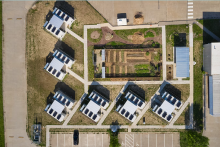 V rámci projektu bolo vytvorených celkom dvanásť obydlí. Každé o pätnástich metroch štvorcových úžitkovej plochy. Tieto pevné bytové jednotky boli umiestnené na pozemku miestnej nadácie, ktorá sa starala o bezdomovcov. FOTO: Dan Rockhill/Studio804