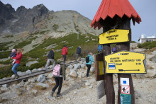 Turisti na Skalnatom plese vo Vysokých Tatrách