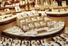 Pri zlate sa predpokladá, že cena do konca roka narastie na štyritisíc dolárov za uncu.