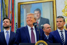 Americký prezident Donald Trump, viceprezident JD Vance a minister obrany Pete Hegseth. FOTO: REUTERS