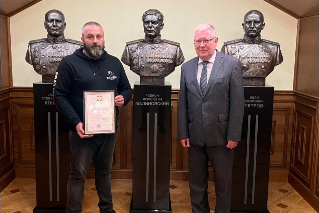 Matúš Alexa z Brata za Brata preberá ocenenie od Vladimíra Putina. FOTO:HN/FB Brat za Brata