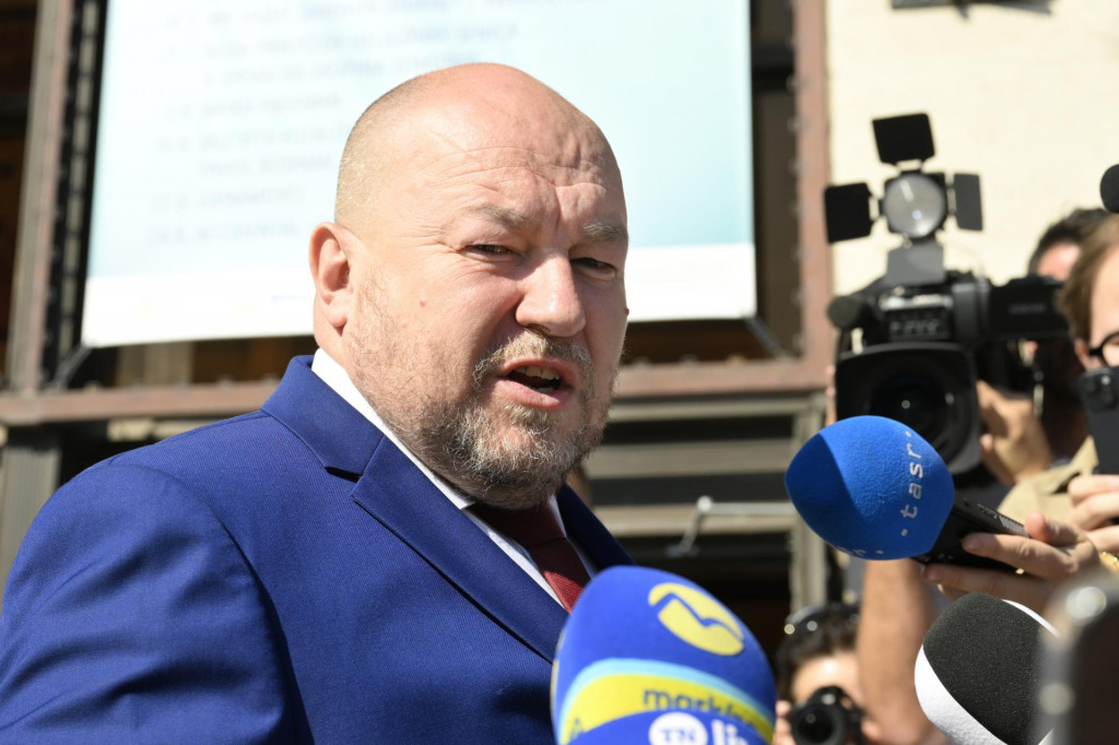 Na snímke minister cestovného ruchu a športu SR Rudolf Huliak pred výjazdovým rokovaním vlády SR v stredu 27. augusta 2025 v Senici. FOTO TASR