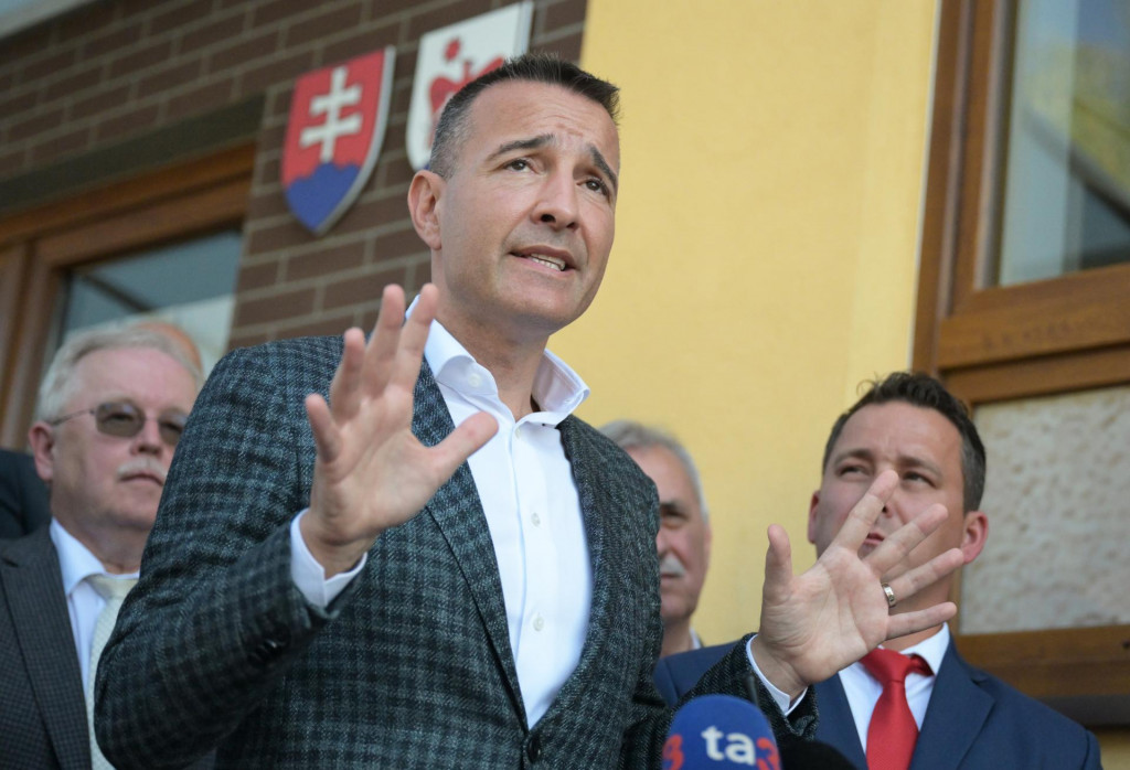 Na snímke uprostred minister školstva, výskumu, vývoja a mládeže SR Tomáš Drucker (Hlas-SD). FOTO TASR –