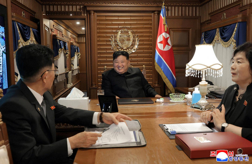 Severokórejský vodca Kim Čong-un cestuje vlakom z Pchjongjangu, aby sa zúčastnil čínskych osláv kapitulácie Japonska v druhej svetovej vojne. FOTO: Reuters/KCNA