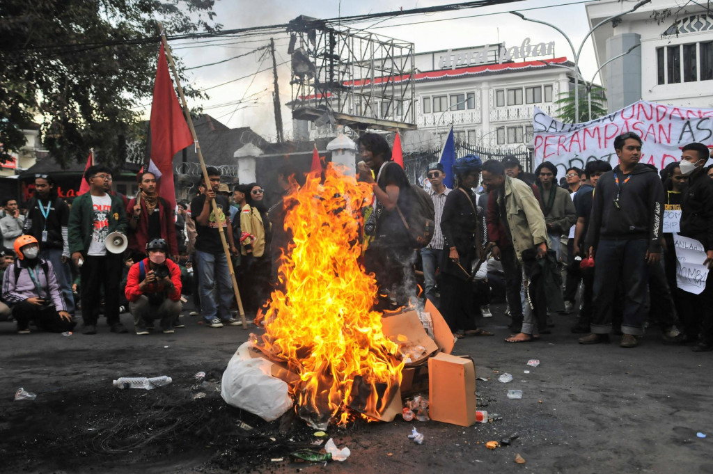 Protestujúci sa zhromažďujú pred budovou regionálneho parlamentu počas protestu v Bandungu v provincii Západná Jáva v Indonézii. FOTO: Reuters