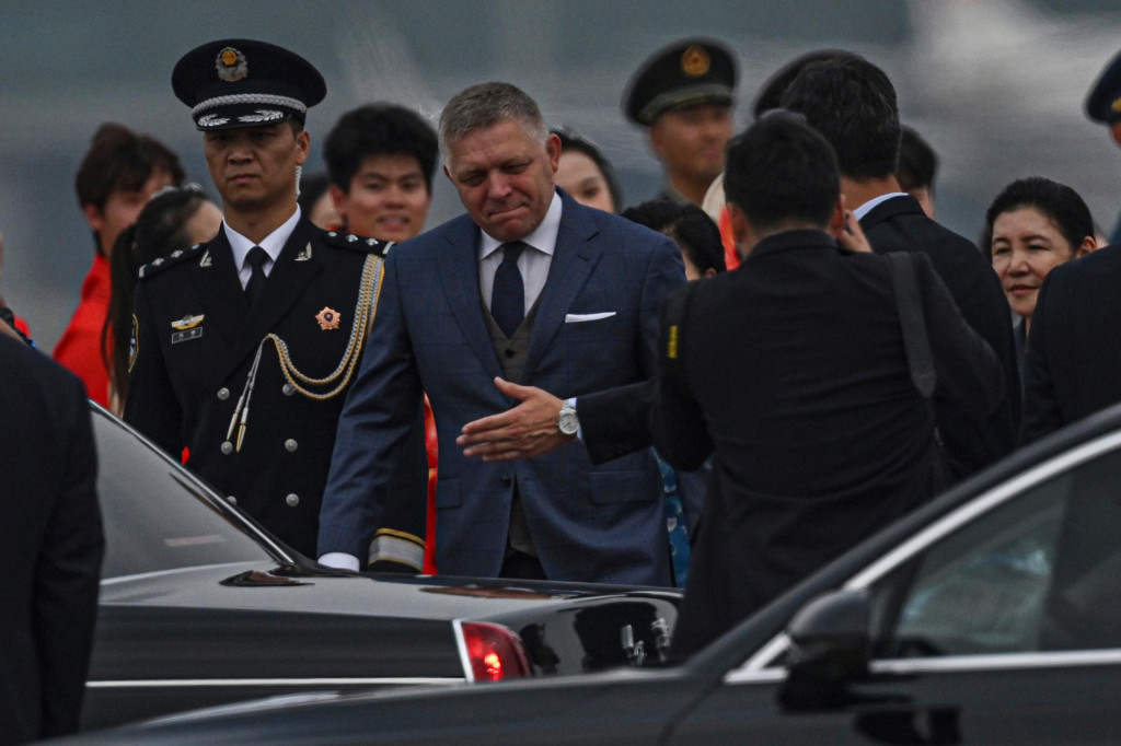 Robert Fico po pristátí v Číne. FOTO: TASR/AP
