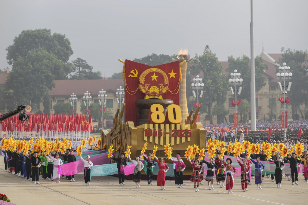 Alegorický voz počas sprievodu pri príležitosti osláv 80. výročia nezávislosti v Hanoji. FOTO: TASR/AP