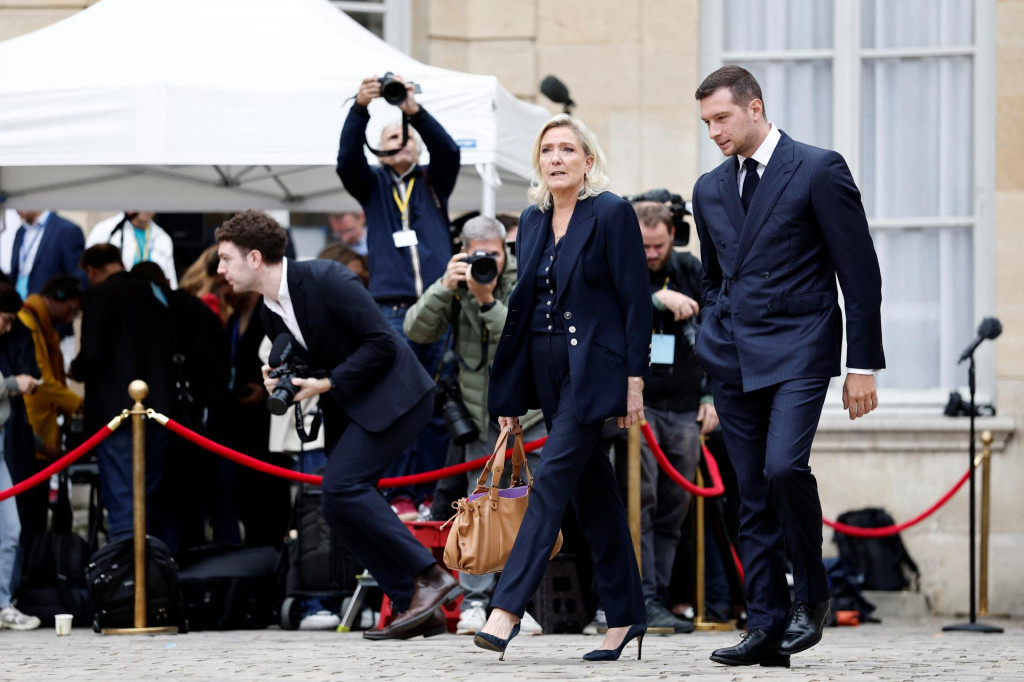 Jordan Bardella, predseda francúzskej krajne pravicovej politickej strany Národné zhromaždenie a francúzska krajne pravicová líderka a poslankyňa parlamentu Marine Le Penová. FOTO: Reuters