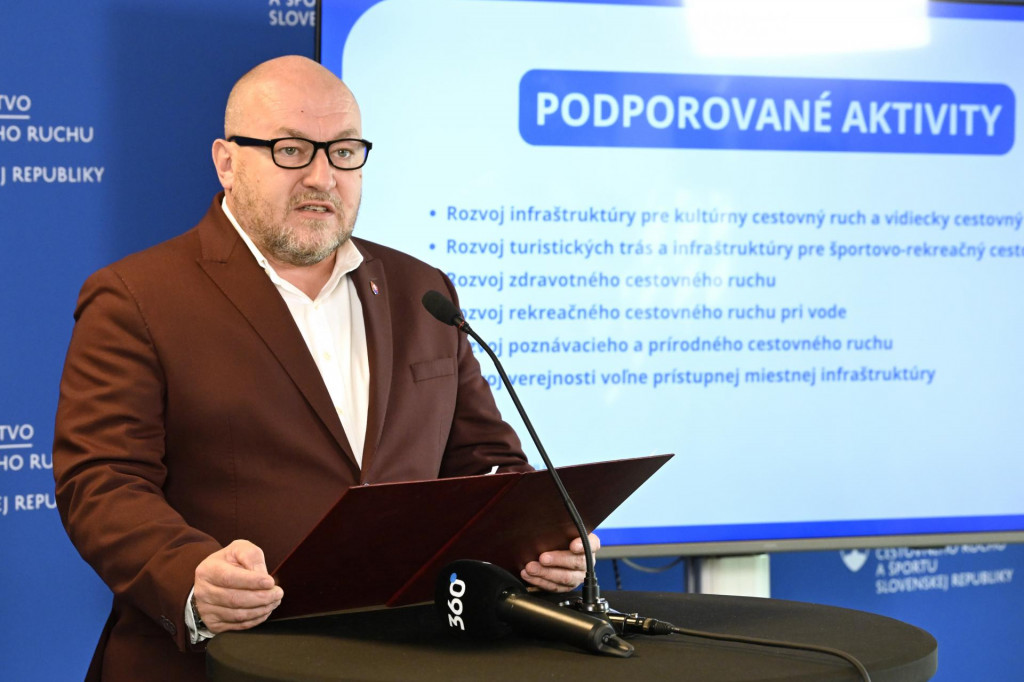 Na snímke minister cestovného ruchu a športu Rudolf Huliak (nezávislý) počas tlačovej konferencie k téme výzva na predkladanie žiadostí o poskytnutie príspevku na podporu udržateľného a konkurencieschopného cestovného ruchu a kúpeľníctva v regiónoch. FOTO: TASR/Pavel Neubauer