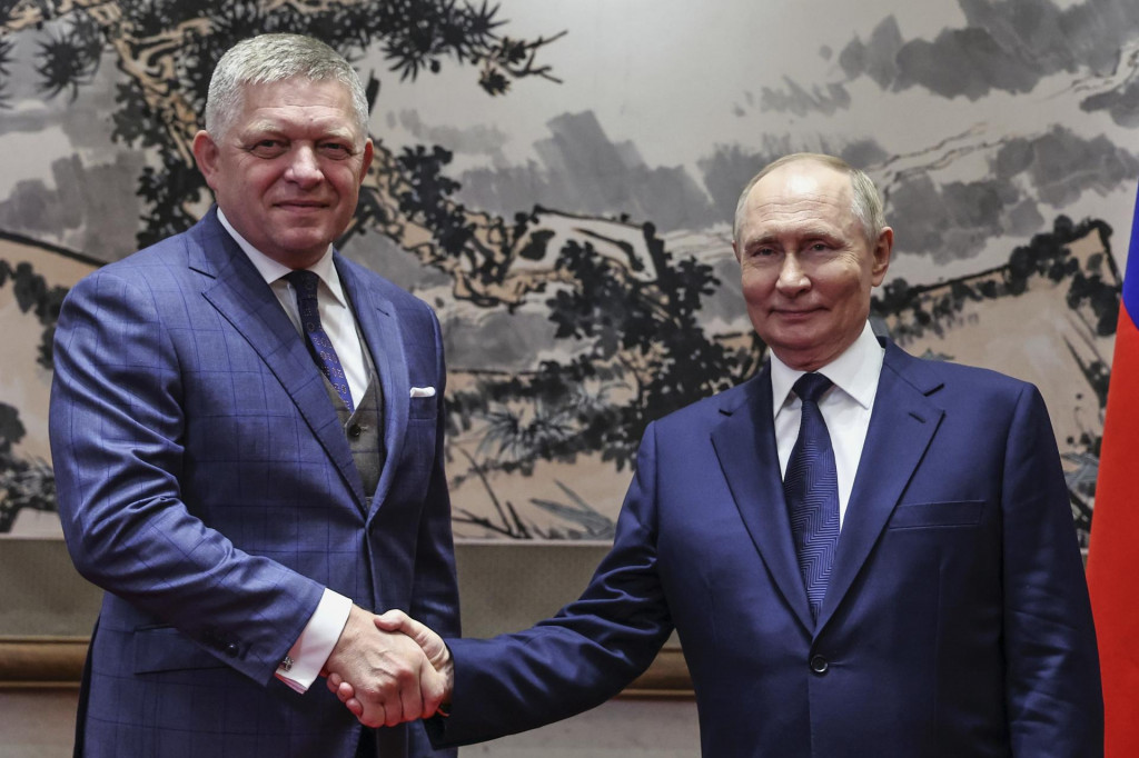 Ruský prezident Vladimir Putin a slovenský premiér Robert Fico si podávajú ruky počas stretnutia v Pekingu v utorok 2. septembra 2025. FOTO TASR/AP
